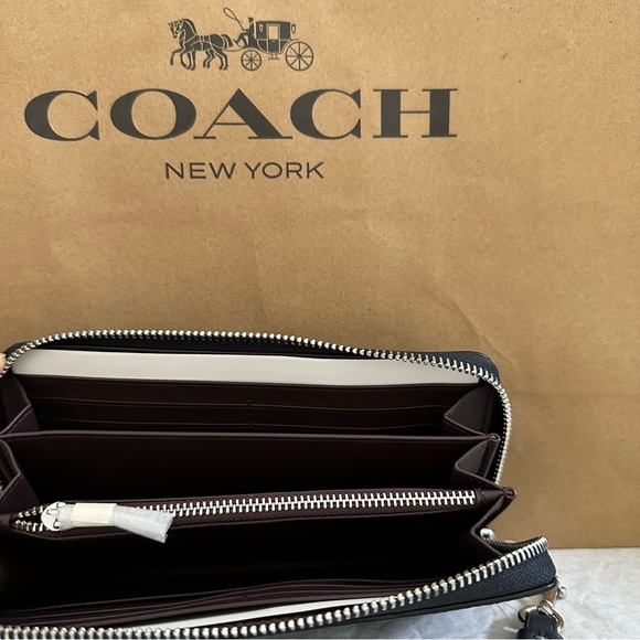 Long Zip Around Wallet With Lovely Butterfly Print❤️❤️ - Picture 3 of 4